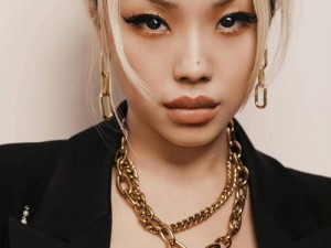 黑人与中国女 RAPPER 的特点：黑人节奏感强，中国女 RAPPER 风格多样