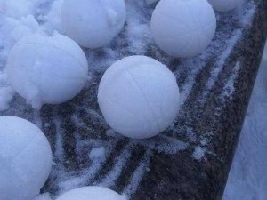 那两团雪球在他的手里—那两团雪球在他的手里逐渐融化