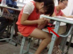 美女抠逼,美女抠逼是什么意思？